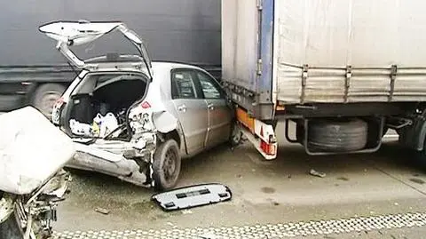 Auta wjechały pod ciężarówkę