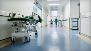 Po porodzie trafiła do szpitala, gdzie zmarła. Na balkonie jej mieszkania były ciała dwóch noworodków