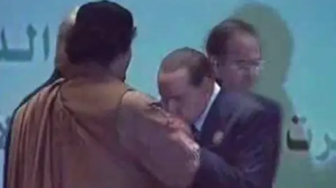 Silvio całował Kadafiego w rękę