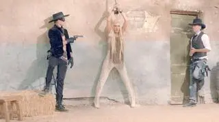 Gwen Stefani w "Hot Looking" jako Indianka uwięziona przez kolegów z zespołu, Adriana Younga i Toma Dumonta w roli kowbojów