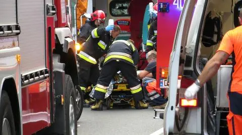 Motocyklista wyprzedzał na trzeciego. 
Zderzył się z osobówką, stracił nogę