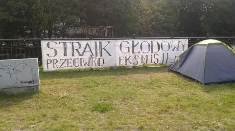 Koczują przed urzędem miasta. 
"Potraktowali nas jak bydło"