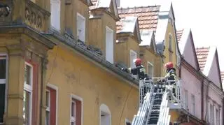 Strażacy zebrali wiszące dachówki 