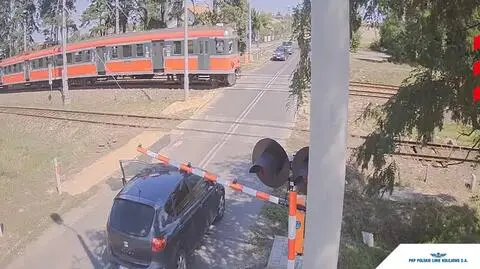 Podjechał tak, że aż maszynista zatrzymał pociąg