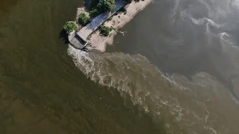 The waste is being released in northern Warsaw right next to the Maria Skłodowska-Curie Bridge