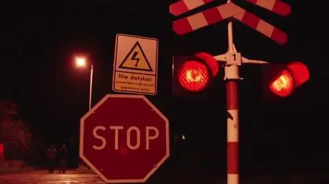 Tir utknął na przejeździe. Policjanci zatrzymali pociąg
