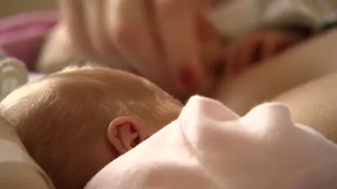 "Chłodziła nagie niemowlę, bo wcześniej poparzyła je suszarką"