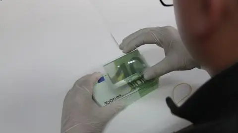 Szukali podrobionych ubrań, znaleźli fałszywe banknoty