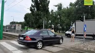 Kierowcę jadącego przez przejście dla pieszych uwieczniło MPK Poznań
