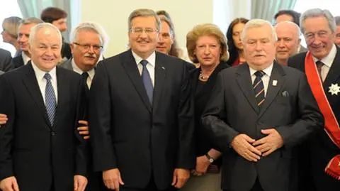 'Służby nie działają dobrze". Komorowski śpiewa "sto lat"