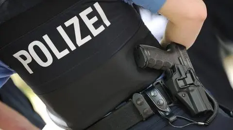 Niemiecki policjant kazał uchodźcy zjeść zepsute mięso z ziemi