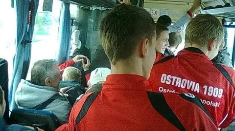 Piłkarzom zepsuł się autokar. Na mecz zawieźli ich kibice