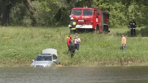 Mercedes stoczył się z promu do Odry