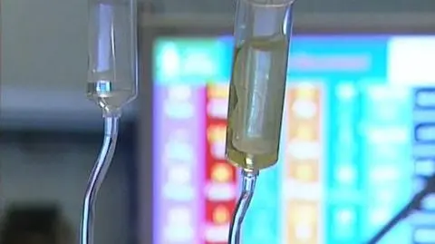 Zmarło dziecko, masowo podali antybiotyk