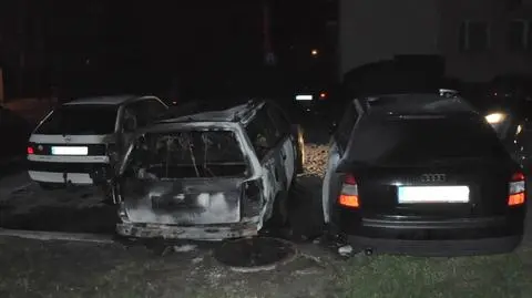 Pisz: Wlewając paliwo do baku przyświecił sobie zapalniczką