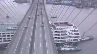 Statek uderzył w most 