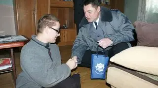 Chłopak otrzymał upominiki 