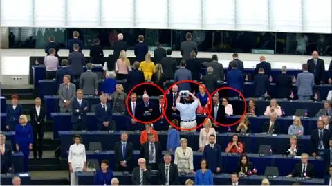 Witold Waszczykowski, Anna Zalewska i Jacek Saryusz-Wolski podczas odgrywania hymnu Unii Europejskiej