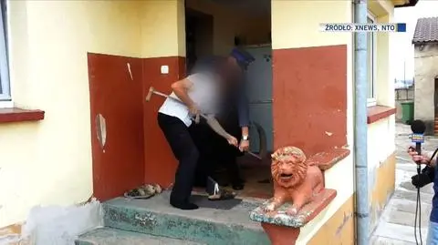 Przyszli go eksmitować. Rzucił się na policjantów z siekierą i kosą 