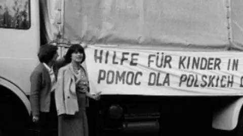 "Paczki solidarności" Zachodu z Polakami. Na dużym ekranie