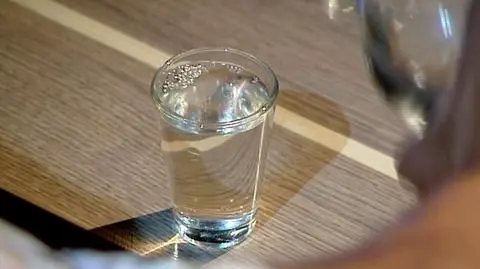 Barmanka sprzedawała wódkę nastolatkom. Razem trafiły na komisariat