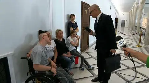 Protestujący w Sejmie chcieli rozmawiać z posłem Piętą