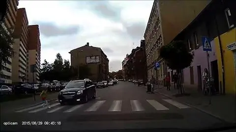 Mógł potrącić dziewczynkę na pasach 