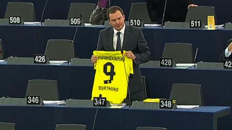 Koszulka Lewandowskiego dla Lewandowskiego. Na zachętę