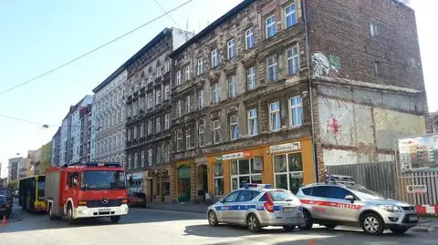 "Drzwi się nie domykają, budynek osiada". 
Mieszkańcy ewakuowani ze starej kamienicy