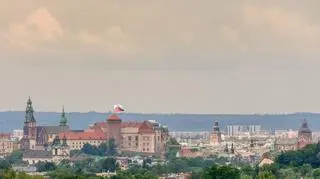 Dziś do Zamku Królewskiego na Wawelu została złożona petycja, dotycząca całorocznej ekspozycji polskiej flagi.