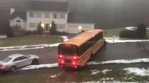Dramatyczne nagranie autobusu ślizgającego się po drodze