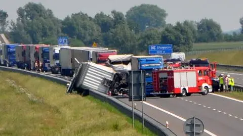 Karambol na A2. Dwie osoby zginęły, dwie trafiły do szpitala
