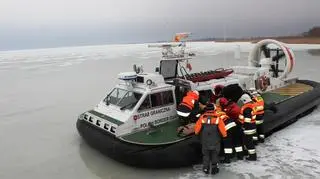 Wedkarza transportowali poduszkowcem na ląd