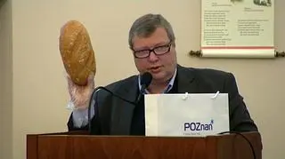 Andrzej Białas, prezes stowarzyszenia My Poznaniacy, przyszedł na sesję z chlebem