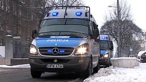 Przestępca uciekł z konwoju. Szuka go kilkadziesiąt osób