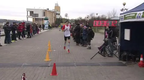 Zwycięzca dłuższego dystansu dobiega do mety