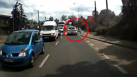 Sekundy od tragedii. Wbiegł prosto pod samochód