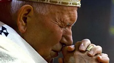 Jan Paweł II beatyfikowany wraz z papieżem Pawłem VI i Piusem XII? Zobacz komentarz kardynała Stanisława Dziwisza