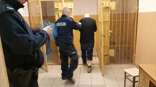 Najpierw groził urzędnikom, potem policjantom 