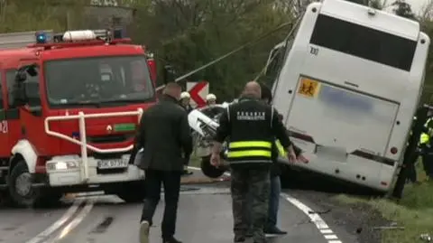 Opolszczyzna: zderzenie osobówki z autokarem. Jedna osoba nie żyje