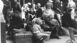 Berlin jesienią 1945 roku. Wypędzeni ze wschodu - głosi opis zdjęcia Niemieckich Archiwów Państwowych. Czy jest poprawny?