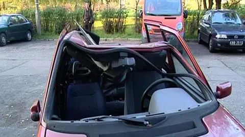 Skoczył z 11 piętra, zniszczył auto i przeżył