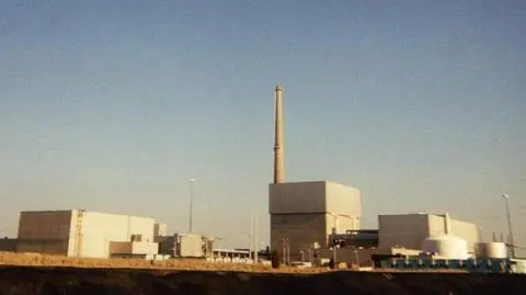 Sześć elektrowni atomowych zamkniętych.
Stan pogotowia w reaktorze w New Jersey