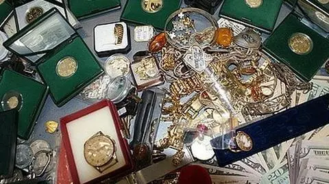 Przyjaźnił się z rodziną, którą okradł. Zniknęły zabytkowe monety i biżuteria