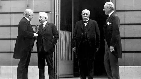 "Wielka czwórka": prezydent USA Thomas Woodrow Wilson, premier Wielkiej Brytanii David Lloyd George, premier Francji Georges Clemenceau i premier Włoch Vittorio Emanuele Orlando