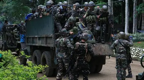 Filipiny. Prezydent: Marawi wolne od islamistów. Wojsko: walki trwają