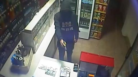 Mońki. Wszedł do sklepu  i zażądał pieniędzy. Policja szuka napastnika