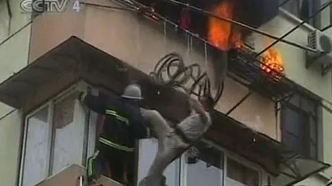 Spadł z płonącego balkonu