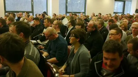 Tłumy na licytacji aut Amber Gold. "Ludzie ledwo mieszczą się w sali"