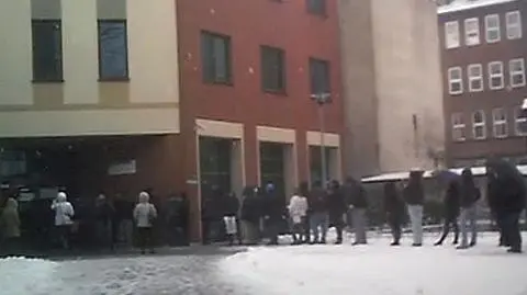 Ponad 50 osób w kolejce przed otwarciem urzędu 